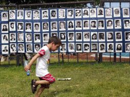Valla con fotografías de personas desaparecidas durante el gobierno del general Jorge Videla (1976-7983). AFP / ARCHIVO