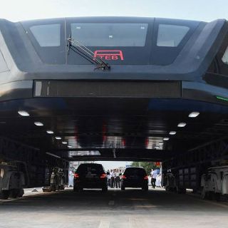 Cuestionan autobús chino elevado