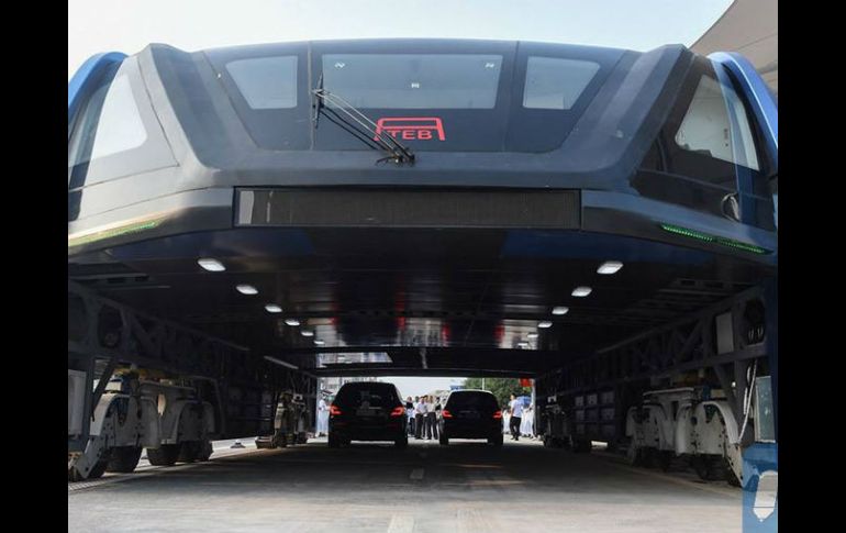 Se cuestionan los acabados de la estación experimental y defectos como desniveles en sus escaleras. ESPECIAL /