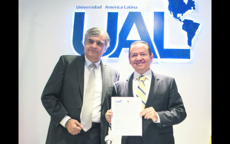ACUERDO. La firma del convenio entre la UAL y el IJA. ESPECIAL /