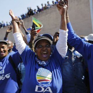 Oposición sudafricana triunfa sobre oficialistas en grandes ciudades