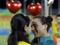 La petición tuvo una respuesta positiva y el compromiso se selló con un beso y un improvisado anillo hecho con un listón amarillo. AP / T. Hadebe