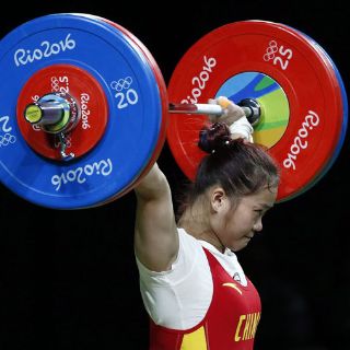 Deng Wei gana en Halterofilia de 63 kilos