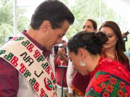 Los mazahuas le obsequian una banda con la leyenda ''orgullo mazahua'' y un bastón de flores. NTX / Presidencia
