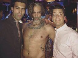 El hijo de Vicente Fernández disfruta de una fiesta al lado de otros dos hombres. FACEBOOK / Ulisex!Mgzn