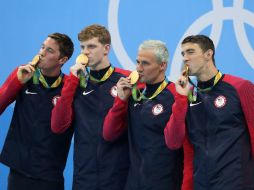 Conor Dwyer, Townley Haas, Ryan Lochte y Michael Phelps (izq. a der.), del equipo de EU, celebran su medalla. AP / L. Jin-man