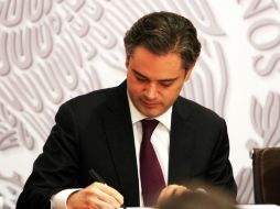 Aurelio Nuño, en representación de Benito Mirón, explica que con ese mecanismo será posible cambiar el rostro de México. SUN / ARCHIVO