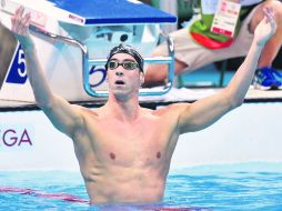 Festejo. Michael Phelps alza los brazos en señal de triunfo tras conquistar la prueba de los 200 metros mariposa. EFE / T. Illyes