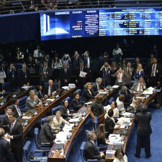 Senado de Brasil aprueba seguir con el juicio político contra Rousseff