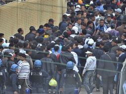 Muchos inmigrantes han tenido que dormir en el exterior debido a que los espacios del campamento son insuficientes. EFE / ARCHIVO