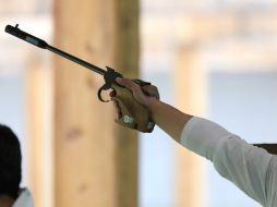 Jin es acompañado en el podio por el vietnamita Hoang Xua Vinh y el norcoreano Kim Song Guk. EFE / A. Babani