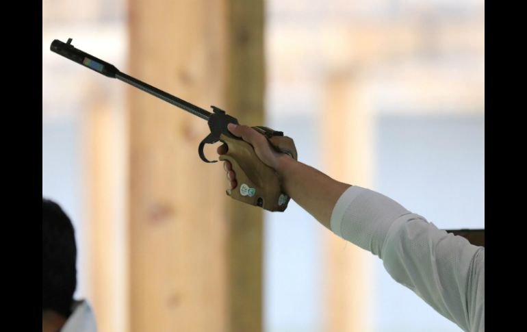 Jin es acompañado en el podio por el vietnamita Hoang Xua Vinh y el norcoreano Kim Song Guk. EFE / A. Babani