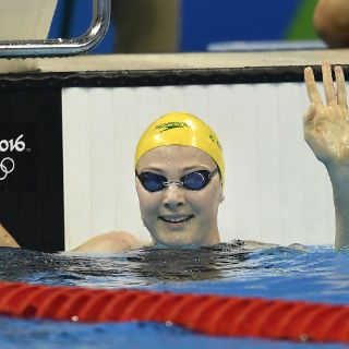 Australiana pasa a semis de natación con récord olímpico