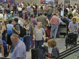El sistema que la aerolínea utiliza para registrar sus pasajeros y permitirles el abordaje sigue operando con demoras. AP / ARCHIVO