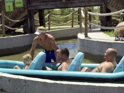 Para deslizarse por el 'Verruckt', las personas se tienen que sentar en botes de varios asientos. AP / E. Oberhausen