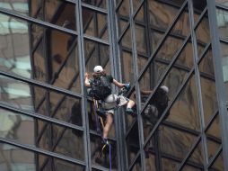 Antes de capturarlo, las fuerzas del orden perforaron una ventana para hablar con el escalador e intentar sacarlo del lugar. AFP / B. Smith