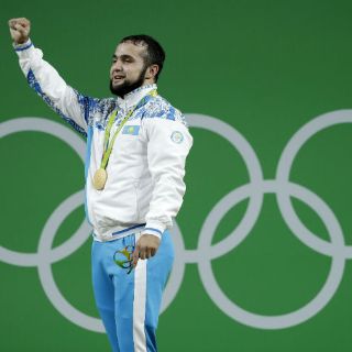 Kazajo Rahimov logra oro en pesas y récord mundial