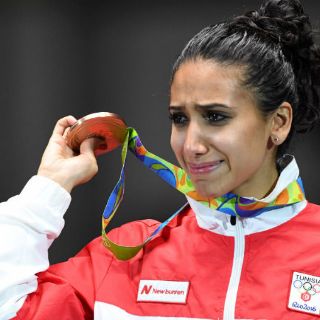 Esgrimista tunecina dedica histórica medalla a mujeres árabes