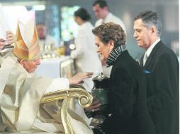Con su santidad Juan Pablo II, Lupita y Jesús en la Basílica de Guadalupe durante la canonización de Juan Diego.  /