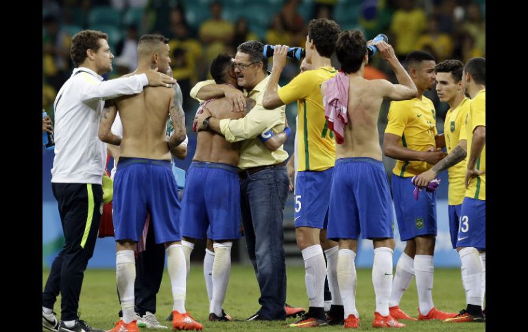 Los brasileños no necesitaron encandilar a su afición pero sí concretar algunas de las múltiples opciones de gol. AP / L. Correa