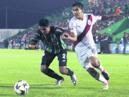 Eduardo 'Chofis' López (#10) intenta superar al chiapaneco Hugo Rodríguez, anoche en el Estadio Olímpico de Tapachula. MEXSPORT /