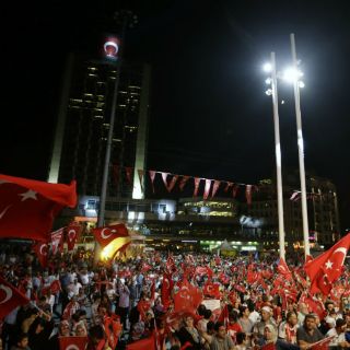 Turquía prohíbe dar clases a 27 mil maestros