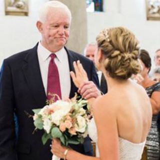 Novia camina al altar con el hombre al que su papá donó corazón