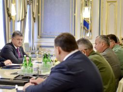 Poroshenko explica que tomó esa decisión tras su reunión con las fuerzas de seguridad y los Ministerios de Defensa y Exteriores. AFP / M. Lazarenko