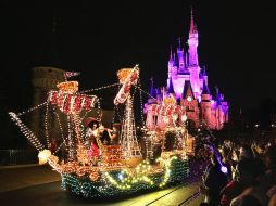 El desfile ha deslumbrado a visitantes con carrozas adornadas con luces de colores que transportan a los personajes de Disney. TWITTER / @DisneyParks