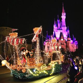 Walt Disney anucia el fin de su famoso desfile de luces