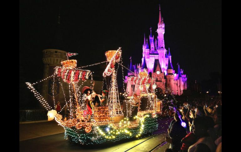 El desfile ha deslumbrado a visitantes con carrozas adornadas con luces de colores que transportan a los personajes de Disney. TWITTER / @DisneyParks