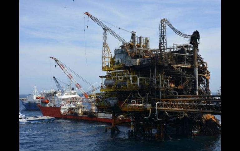 El precio del petróleo ha caído recientemete; el referente internacional, el Brent, cotiza en 44.05 dólares por barril. EFE / ARCHIVO