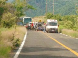 La camioneta estalló mientras circulaba por la carretera a San Cristóbal de la Barranca. ESPECIAL / Bomberos de Zapopan