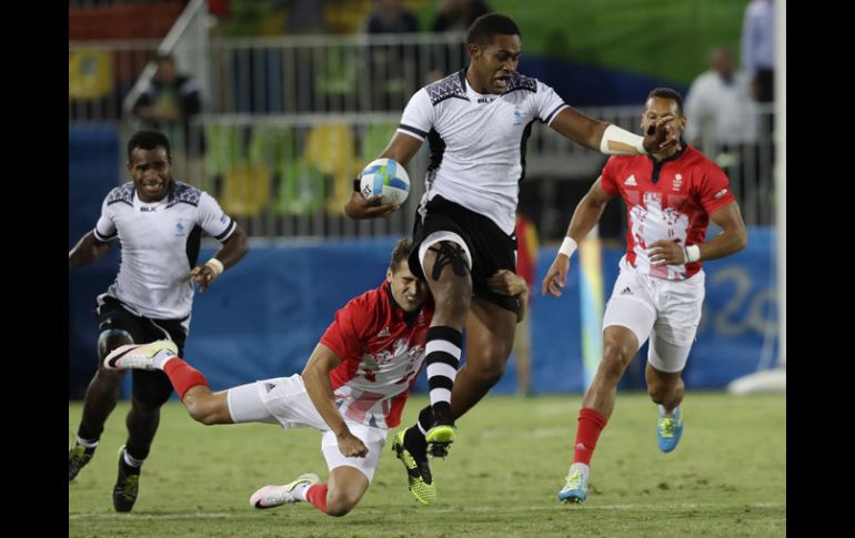 Acción del partido entre Fijiy Gran Bretaña en el Rugby 7. AP / R.Bukaty