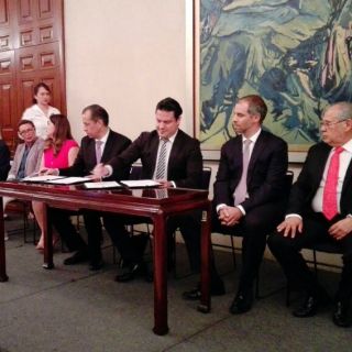 Firman convenio de patrocinio jurídico para jefas de familia