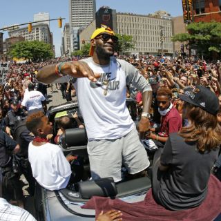 LeBron James firma por tres años con Cavaliers