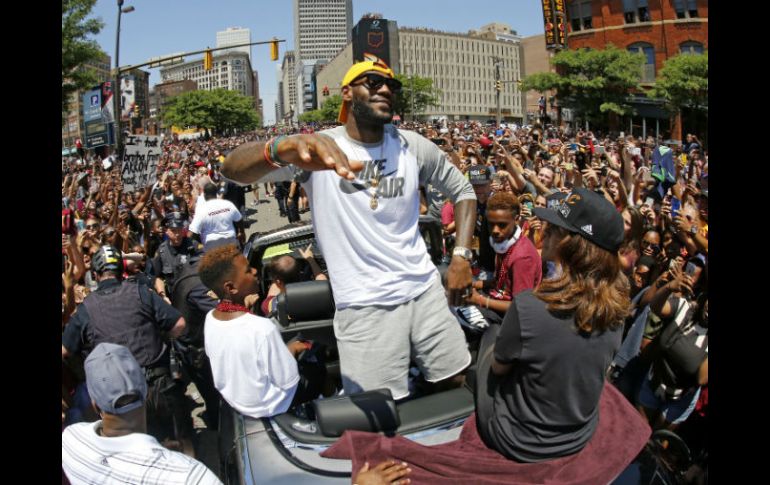 LeBron volvió a reiterar la 'magia' que hubo la pasada temporada dentro del equipo, gracias al apoyo de los aficionados. AP / ARCHIVO