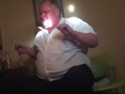 En el video se le ve a Ford, ahora fallecido, profiriendo vulgaridades y murmurando mientras sujeta una pipa de crack. YOUTUBE / Toronto Star