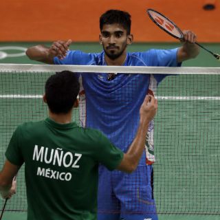 México arranca con derrota en bádminton