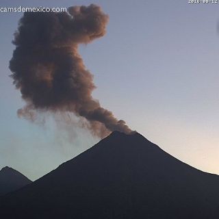Volcán El Colima emite fumarola de 1500 metros de altura