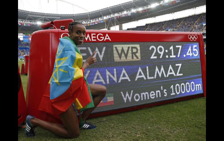 Ayana posa junta a la marca que impusó este viernes en Río 2016. AFP / A.Dennis