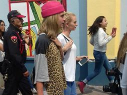 En el parque de atracciones lució un look bastante cómodo y se portó accesible con sus seguidores. TWITTER /