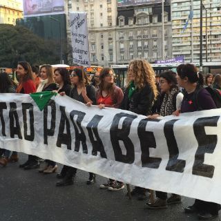 Protestan en Argentina por joven encarcelada tras abortar