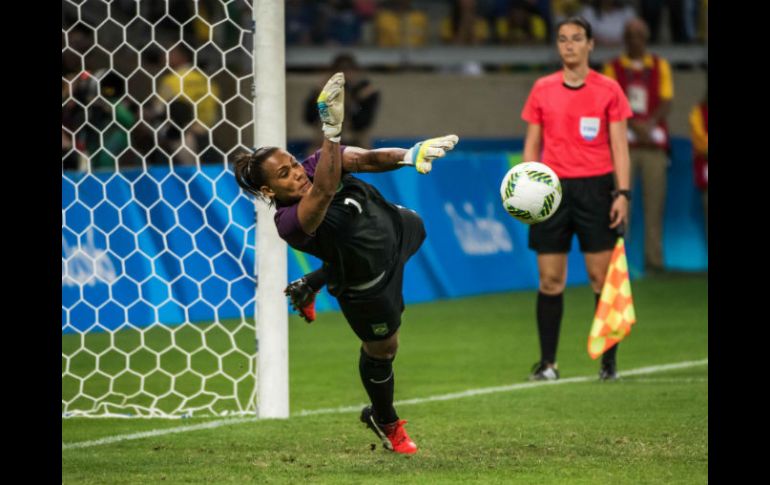 Bárbara, la portera brasileña, detiene uno de los tiros penaltis. AFP / G. Andrade