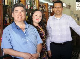 José Luis Rodríguez, dueño de Molachos, y Berenice Gutiérrez y Martín Almádez, de la Dirección de Turismo. ESPECIAL / Gobierno de Guadalajara