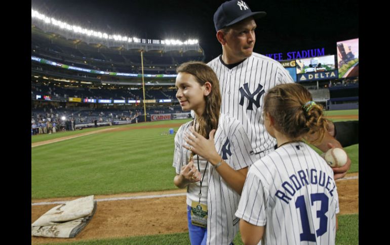 Álex Rodríguez estuvo acompañado de sus hijas en su último partido con los Yankees. AP /  K. Willens