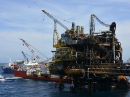 México se dispone a recibir cerca de tres mil millones de dólares de la cobertura petrolera de este año. EFE / ARCHIVO