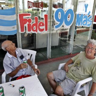 Fidel Castro reaparece en público en su cumpleaños 90