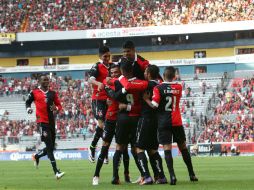 Los Zorros festejan uno de los tres goles que le metieron a Puebla. EL INFORMADOR / M. Vargas