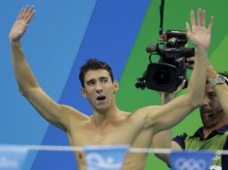 Al salir de la piscina, Phelps levantó los brazos y saludó al público emocionado. AP / R. Blackwell